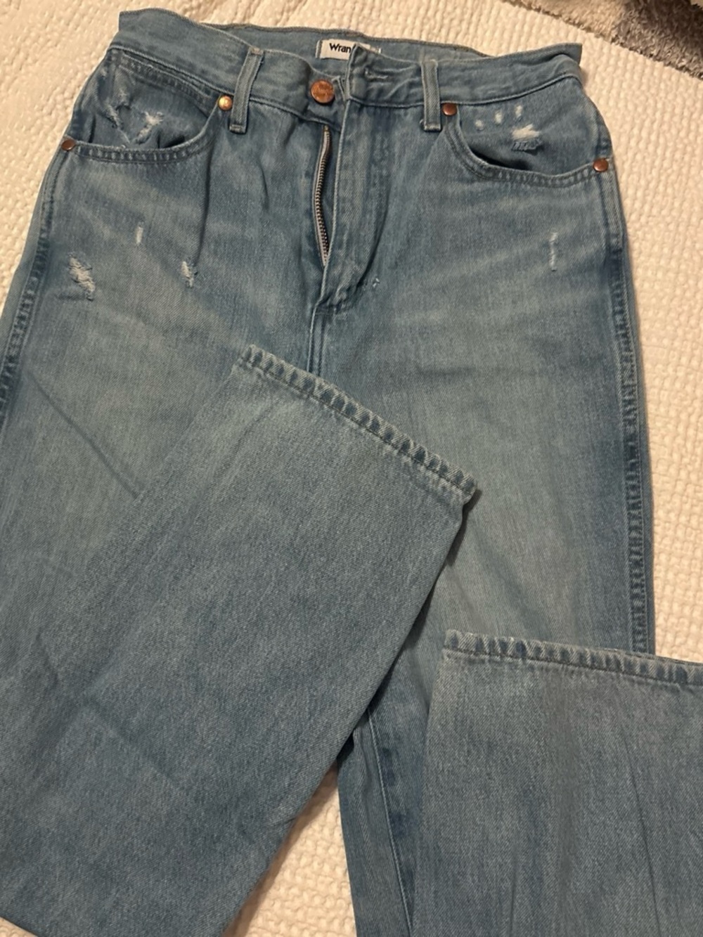 Wrangler women’s Light Blue Distressed Straight-Leg Jeans
